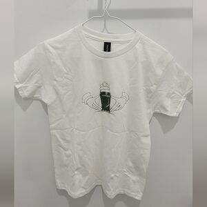 St Patrick White Guinness graphic t-shirt a glass held by Claddagh-style hands